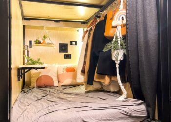 The pods come equipped with electrical outlets, racks to hang coats and other items, and book shelves.