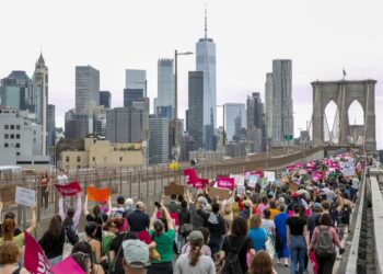 Pro-abortion protesters on the Brooklyn Bridge