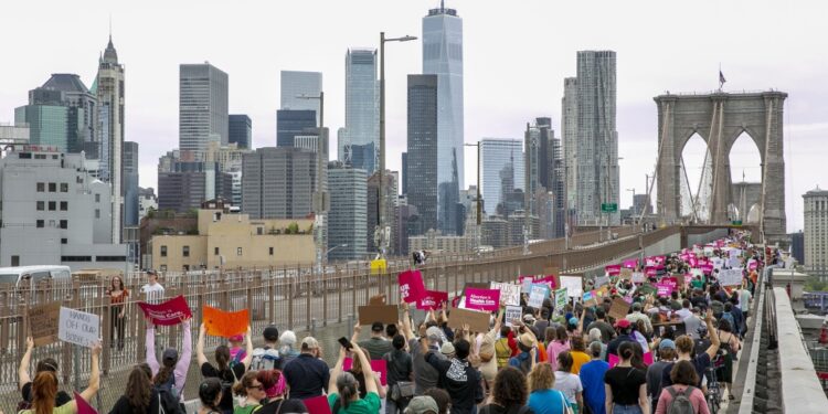Pro-abortion protesters on the Brooklyn Bridge