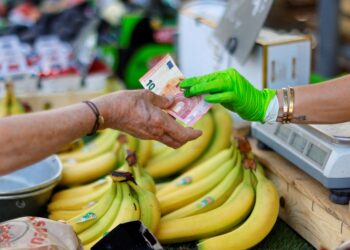 Shopper pays with a 10 euro bank note.