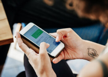 Google calls on Apple to 'fix texting' on phones