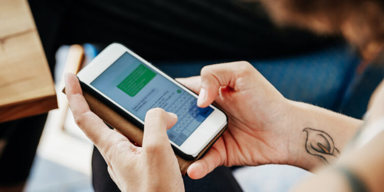 Google calls on Apple to 'fix texting' on phones