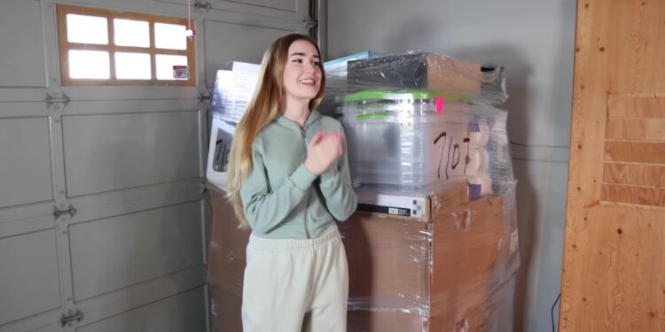 YouTube star Mia Maples unboxed the Amazon return pallet she had ordered from Restock Canada.