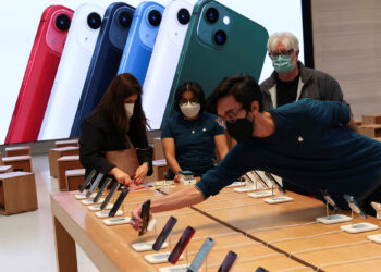 Judge OKs Apple's $30M employee settlement over bag checks