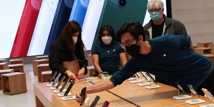 Judge OKs Apple's $30M employee settlement over bag checks