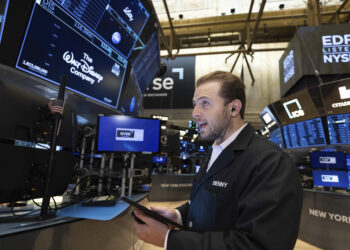 Dow falls 300 points ahead of Fed rate-hike decision