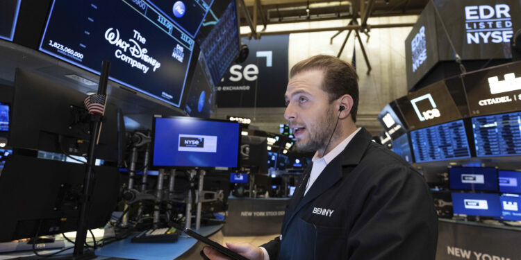 Dow falls 300 points ahead of Fed rate-hike decision