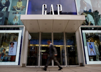 Gap cutting 500 corporate jobs as it battles weak sales