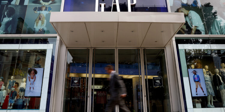 Gap cutting 500 corporate jobs as it battles weak sales