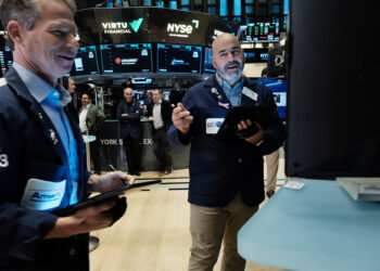 Dow rallies more than 500 points; Amazon shares plummet