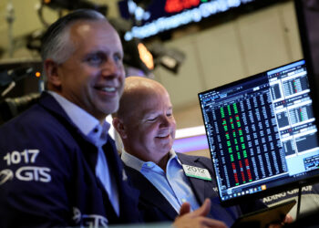 Dow soars 700 points for 2nd straight day of gains