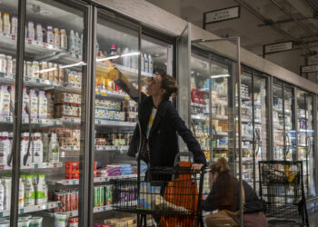 Key inflation gauge eyed by Fed stays high as prices rise