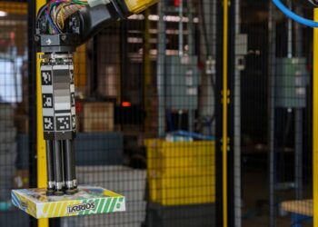 Sparrow Amazon robot picking up board game