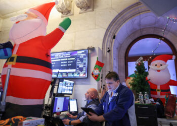 Dow jumps 500 points buoyed by Nike, improved consumer confidence