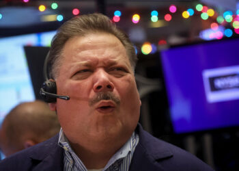 Dow, stocks tumble despite signs of easing inflation