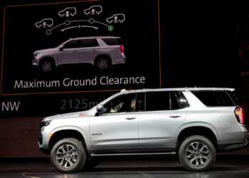 GM recalls 740,000 trucks, SUVs over headlight issue