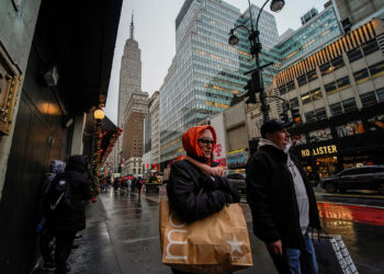 Inflation measure watched by the Fed eases to 5.5%