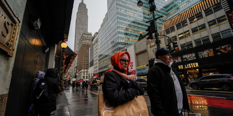 Inflation measure watched by the Fed eases to 5.5%