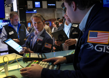 Dow jumps as jobless claims data eases rate worries