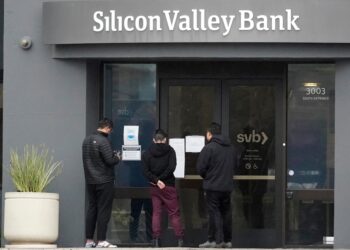 A JPMorgan analyst report from November warned about the risk of Silicon Valley Bank's "$16 billion unrealized losses."