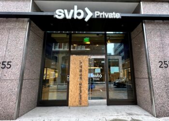 A notice hangs on the door of Silicon Valley Bank branch.