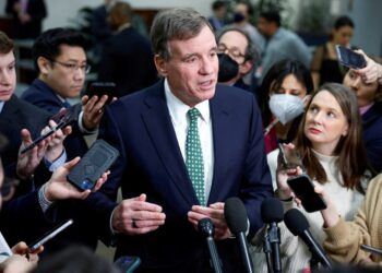 Sen. Mark Warner plans to introduce bipartisan legislation that will ban TikTok.
