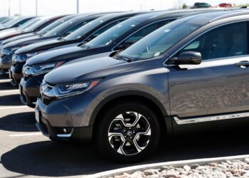 Honda CR-Vs on dealer lot.