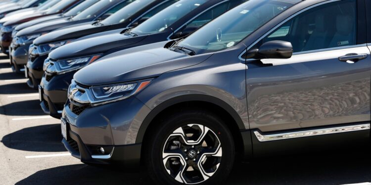 Honda CR-Vs on dealer lot.