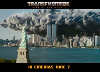 A clip of the Twin Towers surrounded by billowing black smoke in the new "Transformers" movie trailer gave viewers haunting flashbacks to 9/11.