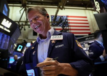 Wall Street climbs as investors cheer upbeat Apple earnings