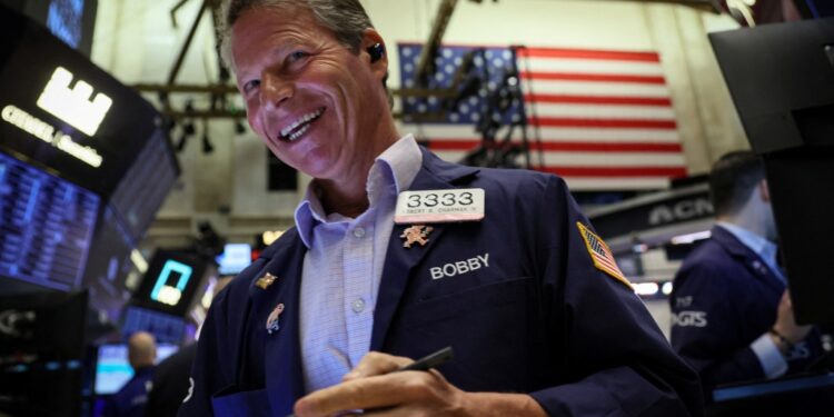 Wall Street climbs as investors cheer upbeat Apple earnings