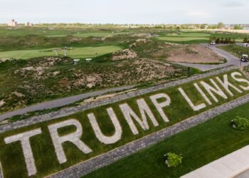 Picture of Trump Links sign in the grass at the golf course