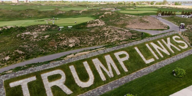 Picture of Trump Links sign in the grass at the golf course