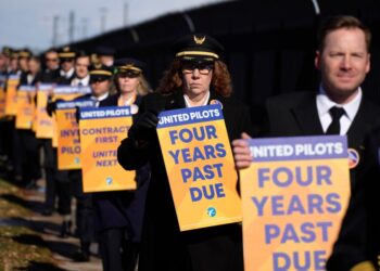 United pilots protesting last November