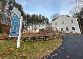 Home sale pending sign