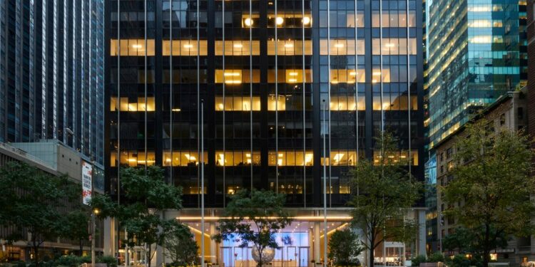 Legal powerhouse Paul, Weiss signed a mega-deal to move and expand into 765,000 square feet at Fisher Brothers’ 1345 Sixth, leaving behind 550,000 sf at RXR Realty’s 1285 Sixth.