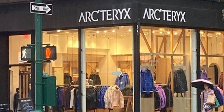 High-end apparel and equipment store Arc'teryx is replacing Aritzia in Rockefeller Center.