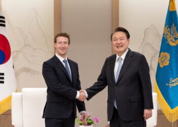 Metaa CEO Mark Zuckerberg shakes hands with South Korean President Yoon Suk Yeol during his visit to Seoul on Feb. 29, 2024.