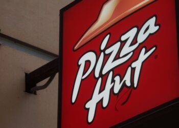 Pizza Hut has shut down 15 locations in Northwest Indiana amid a dispute with the franchisee.