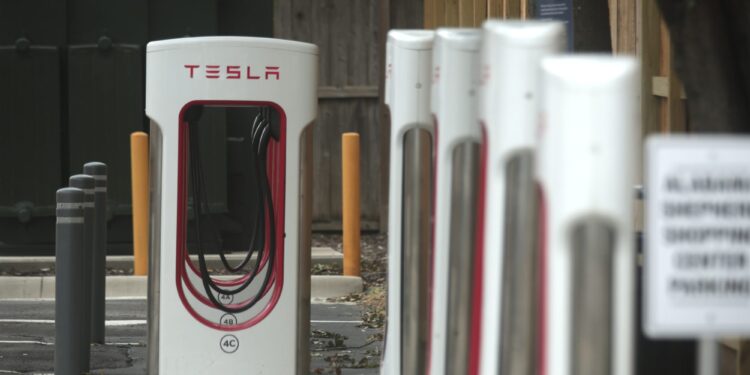 Thefts of charging cables pose yet another obstacle to appeal of electric vehicles