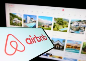 Airbnb warns of weak demand, says travelers waiting until last minute to book