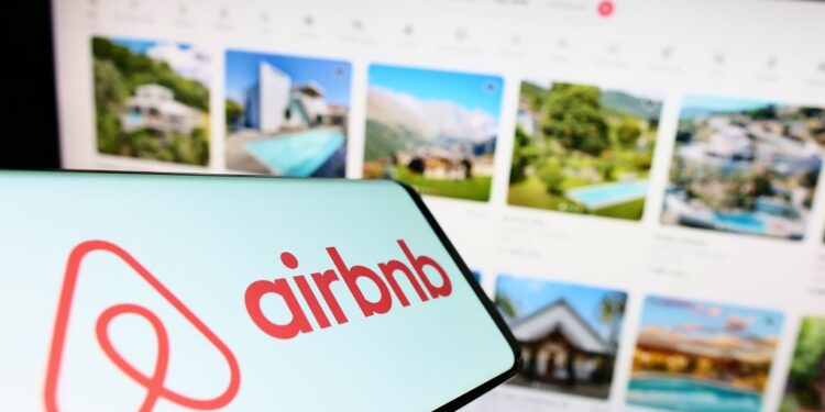 Airbnb warns of weak demand, says travelers waiting until last minute to book