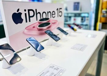 iPhone 15s on display