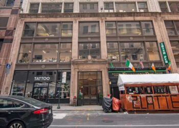 Midtown tower with famed lineage sells for first time in eight decades