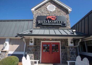Exterior view of the oldest continuously-operating Red Lobster restaurant in Tallahassee.