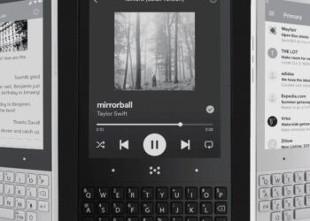 This crowdfunded E Ink QWERTY phone isn’t vaporware after all