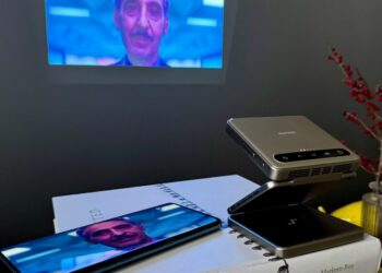 Aurzen Zip tri-fold projector review: mirror anything (without DRM)