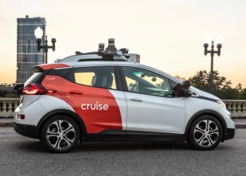 Cruise announces layoffs as GM acquires defunct robotaxi company