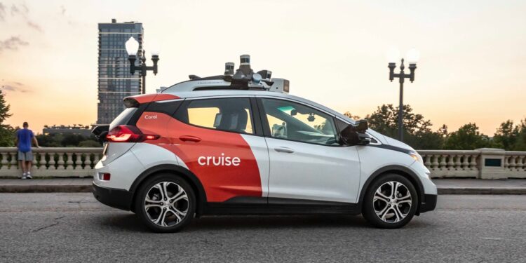 Cruise announces layoffs as GM acquires defunct robotaxi company