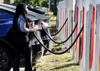 Tesla will install dozens of Superchargers at Steak ‘n Shake restaurants.